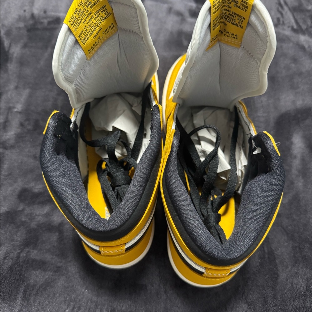 Air Jordan 1 Retro High OG Yellow Black Sneakers